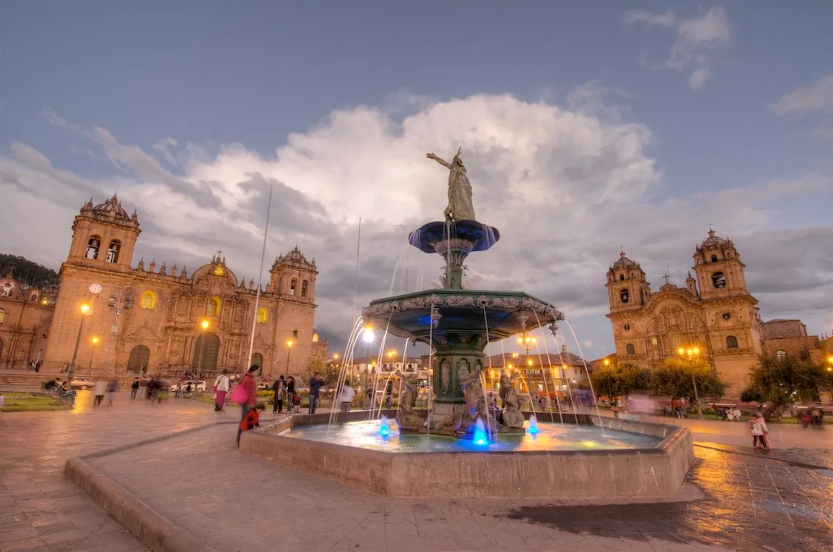 Cena turística en Cusco
