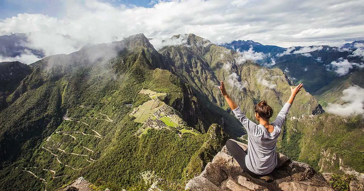 Viajera en la cima de Huayna Picchu