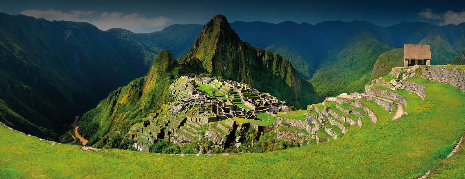 Vista de la ciudadela de Machu Picchu entre montañas