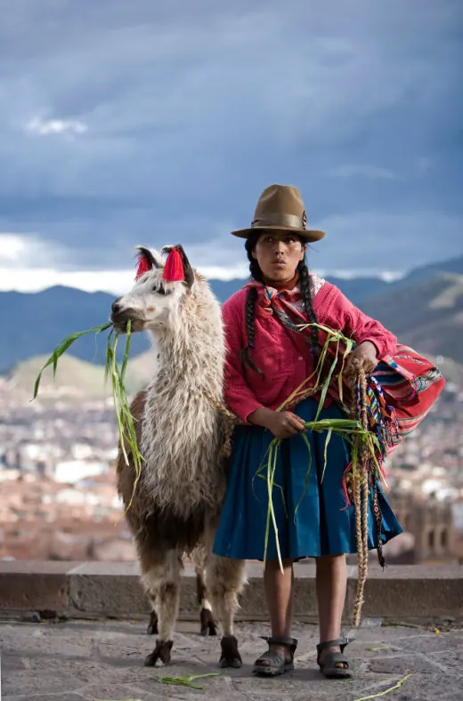 Mujer andina con una llama en Cusco